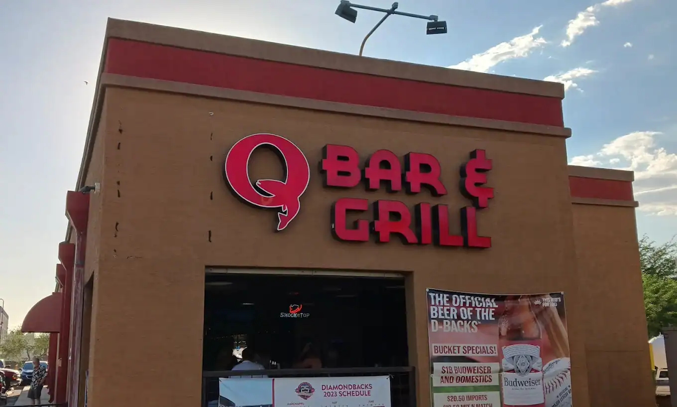 Q Bar & Grill outdoor patio in North Phoenix